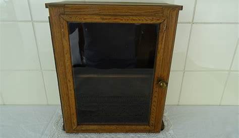 Oud houten vitrinekastje medicijnkastje antiek