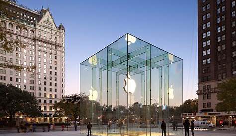 Apple S Nyc Flagship Store Is A 32 Foot Glass Cube That Stands As A Stunning Entrance To The Store Design Store Architecture Amazing Architecture Glass Store