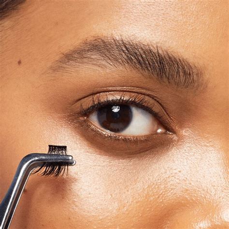 Applying False Eyelashes With Applicator
