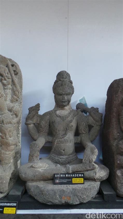 Arca Dewa Wisnu Di Museum Majapahit