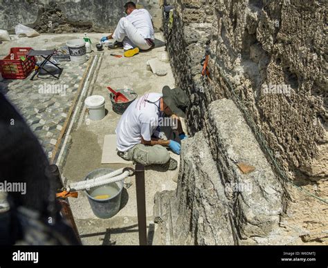 archaeologist working Pompeii