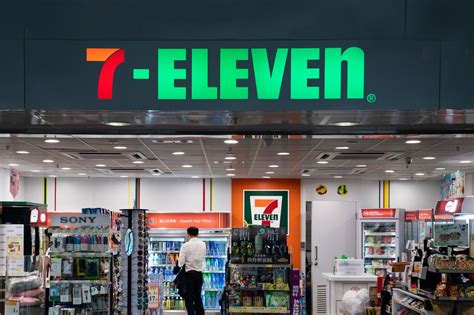 are 7 eleven stores franchised