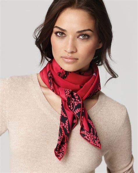 What Scarves Women Should Wear This Fall 2023