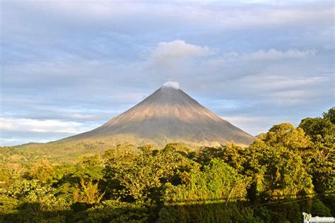 are the volcanoes in costa rica active