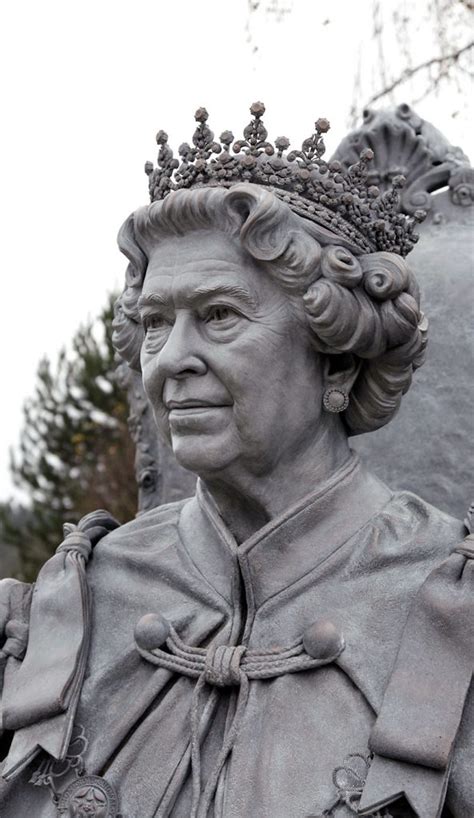 are there any statues of queen elizabeth 2