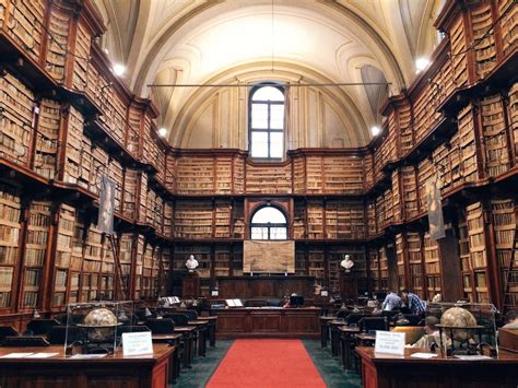 are there public libraries in italy