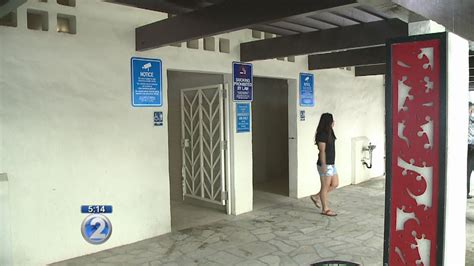 are there public restrooms on waikiki beach