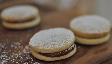 argentine cookies with dulce leche