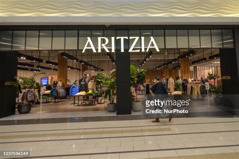 aritzia stock canada