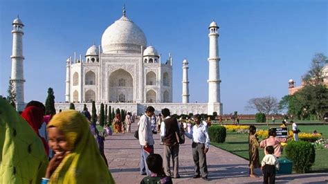 Arriving at Taj Mahal