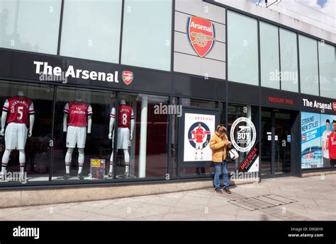 arsenal store opening times