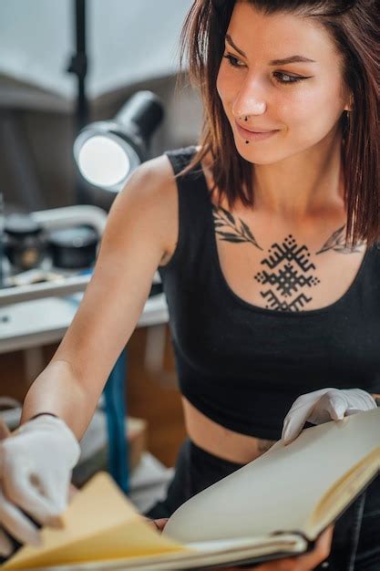 Descubre el arte de la tatuadora femenina más destacada del momento