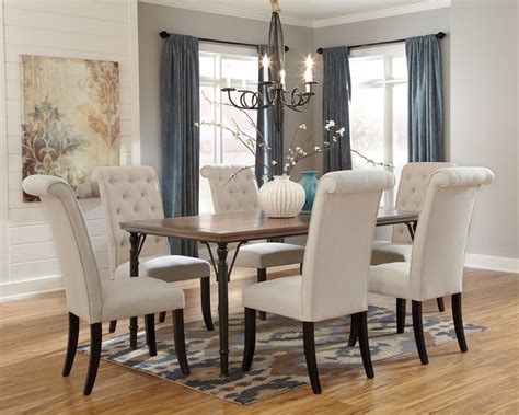 Signature Design by Ashley Realyn White Oval Extendable Dining Room Set