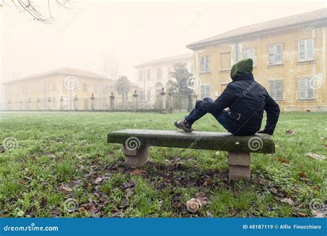 Assis Sur Un Banc : Comment Être Confortable Et Détendu ?
