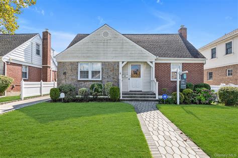 Aster Drive New Hyde Park