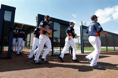 astros report to spring training