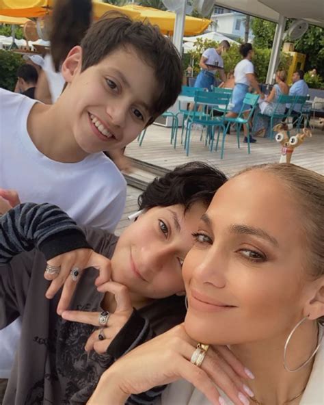 at what age did jennifer lopez have her kids