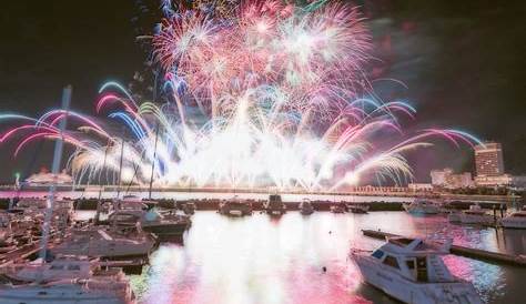 Atami City Fireworks In Japan Is Popular With Both Its Amazing Hot