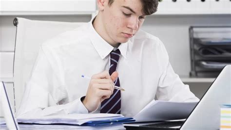 Auditor junior sedang memeriksa laporan keuangan