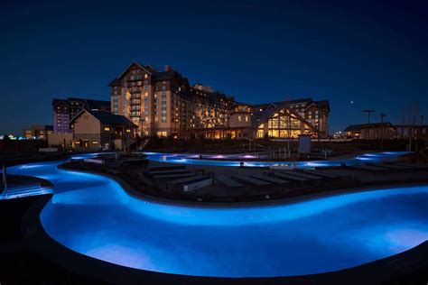 aurora co hotels with pools