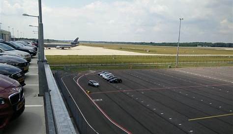Foto's: auto's parkeren op platform Eindhoven Airport | Luchtvaartnieuws