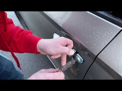 Einjährige samt Schlüssel im Auto eingesperrt