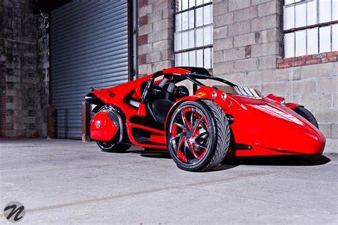 L'auto T-Rex: la potenza e l'eleganza di un dinosauro sulla strada.