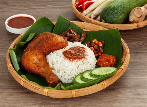 Ayam Goreng Berempah Nasi Lemak Kukus