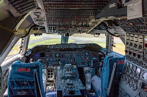 b747-400 cockpit