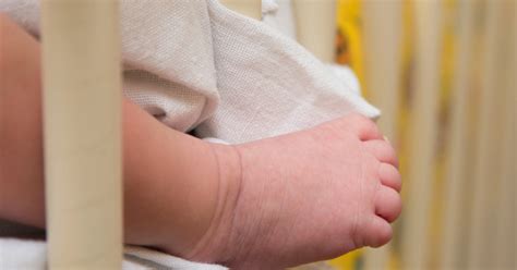 home.furnitureanddecorny.com:babys feet getting stuck crib