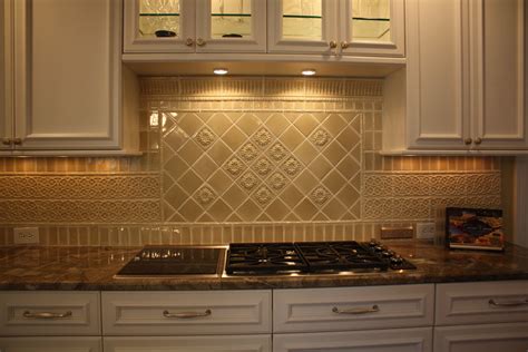 Cool Backsplash With Glass Tile Accent Ideas