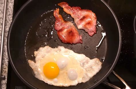 bacon_eggs_cook_eggs