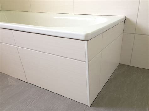 Badewanne Mit Gefliesten Ablagen Auralum Duschpaneel schwarz für modernes Bad, die ideale