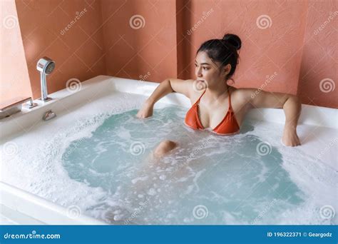 Frau Im Roten Bikini Unterwasser Stockbild Bild von spiel, wasser
