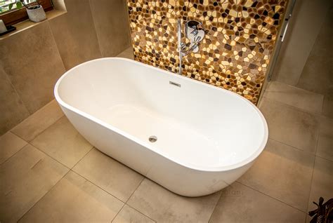 BERNSTEIN Design Badewanne Freistehende Wanne LUXX Mineralguss Armatur