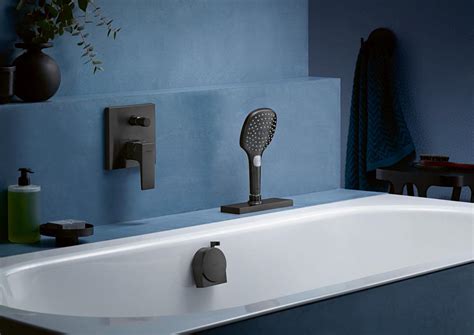 Badewanne mit ausziehbarem DuschSchlauch sBox von hansgrohe macht's möglich