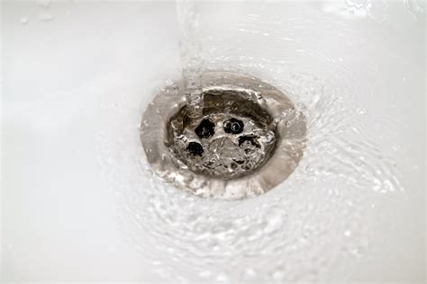 Abfluss verstopft? Beheben ohne Chemie und Hausmittel mit einer Spirale in Küche, Badewanne