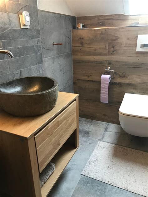 Badezimmer mit Holz und Stein