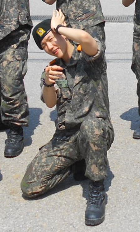 baekhyun exo military