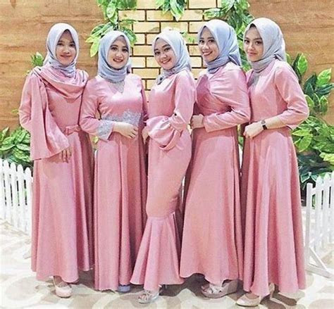 Inilah 12 Ide Warna Jilbab Yang Cocok Dengan Baju Pink