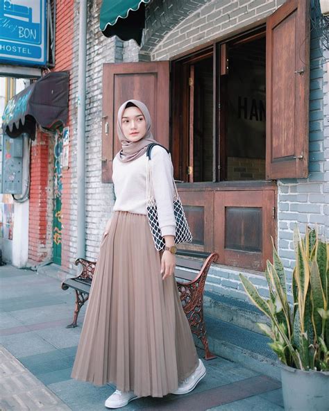 30+ Model Baju Brokat Dengan Rok Batik Fashion Modern dan Terbaru