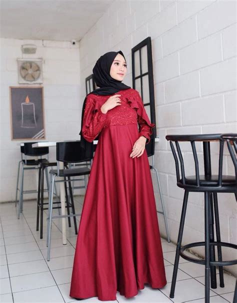 baju warna burgundy dengan jilbab berwarna hitam