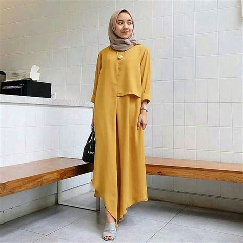 Baju Kuning dan Jilbab