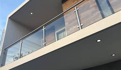 Balcón de acero inox con vidrio en frente y laterales