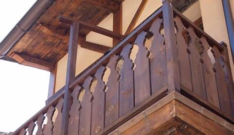 Balcón de madera de Sabina tratada con pulimentos