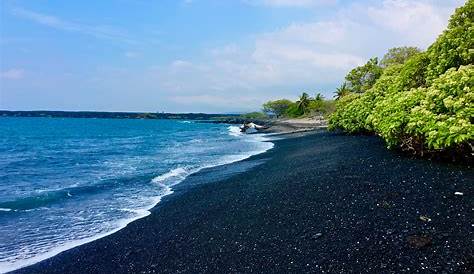 Sous les plages de sable noir d'Amed à l'est de Bali