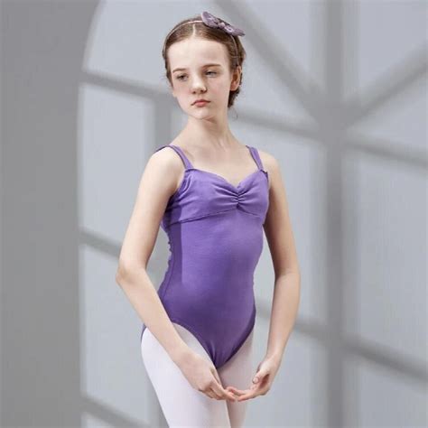 バレエスタジオでレッスンを受ける子どもたち