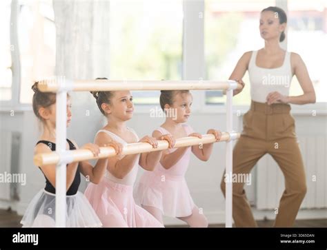 子どものバレエクラスを見守る講師