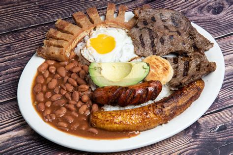 bandeja paisa colombian food