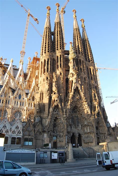 barcelona cathedral vs sagrada familia